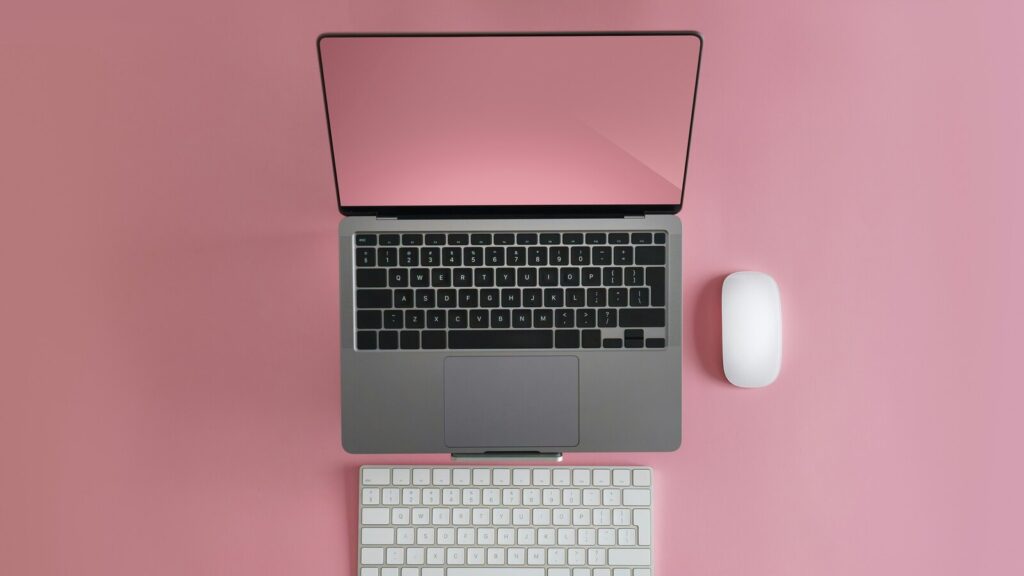 Laptop sebagai representasi domain dan website profesional