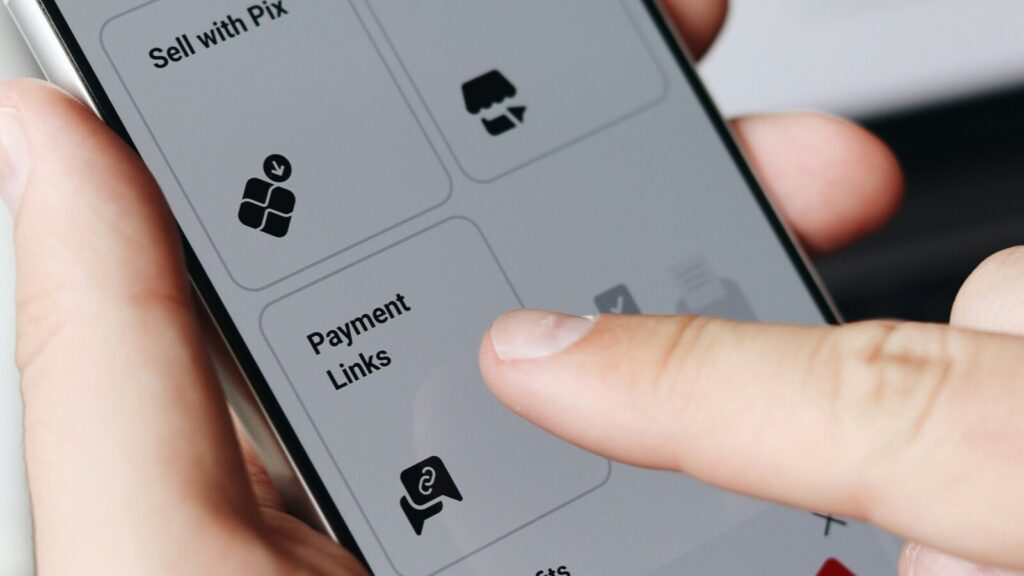 Ponsel dengan aplikasi bisnis dan toko online untuk katalog produk