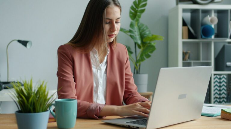 Profesional bekerja dengan laptop untuk personal branding
