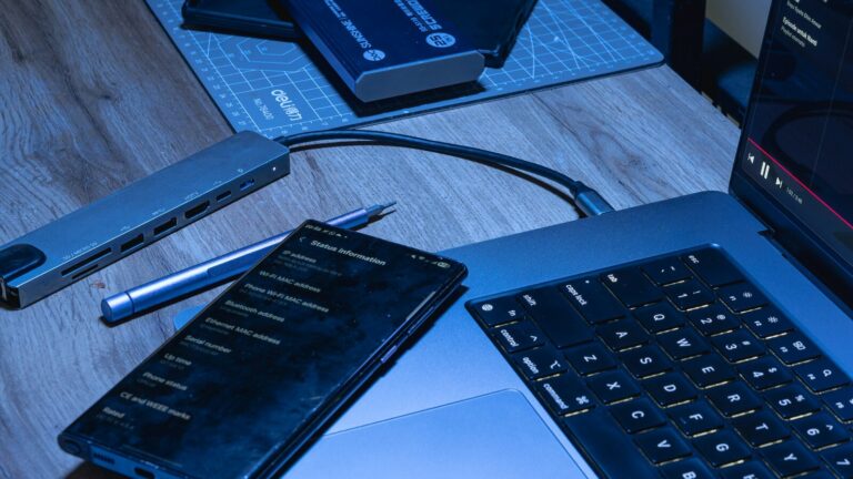 Laptop smartphone dan perangkat kerja untuk perawatan website